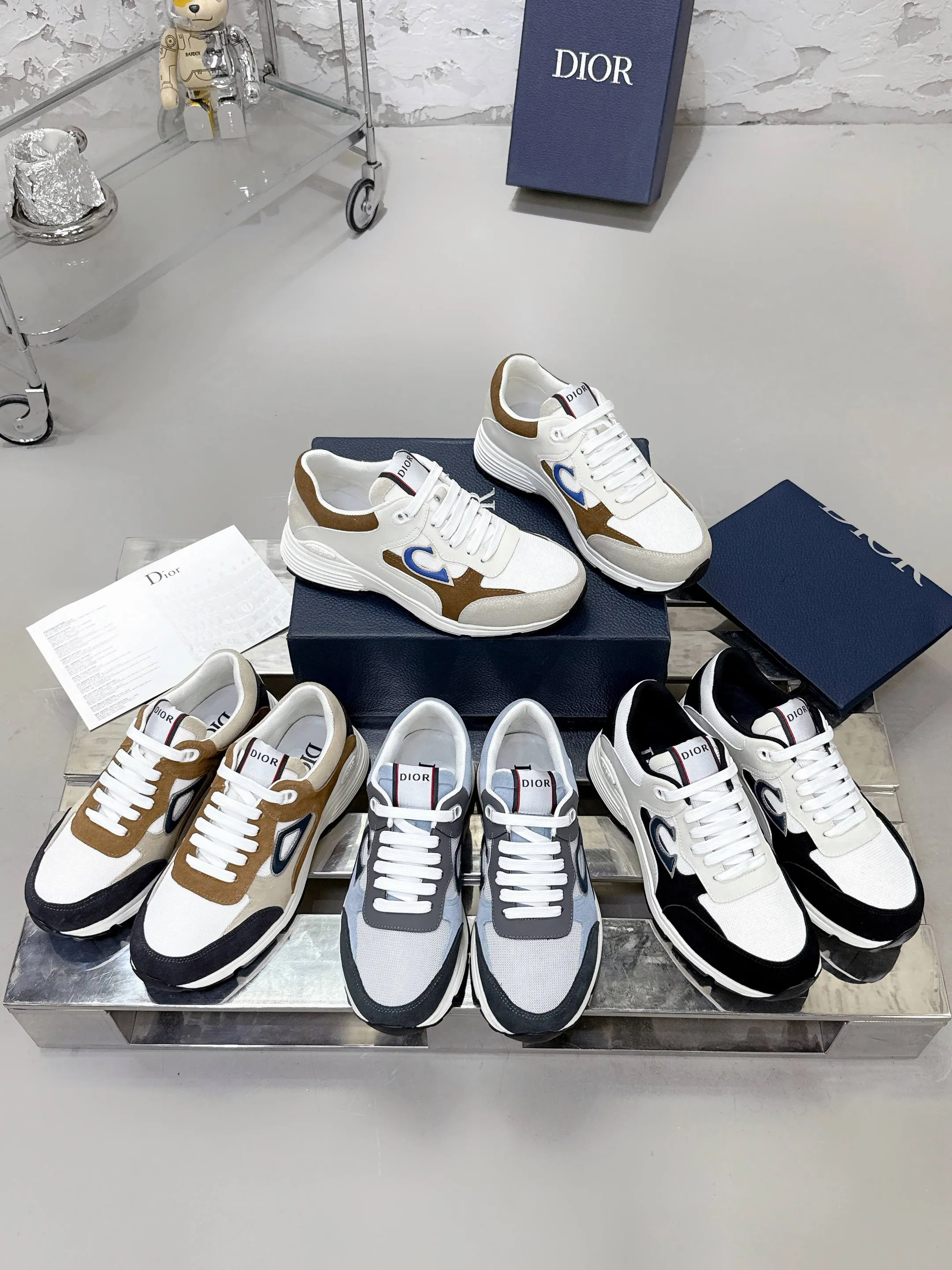 Men's men's shoes💰580💰 Dior Dior's latest color matching B30 series dad sneakers original 17960💰 purchased for development and production Brand new B30 sneakers Dad Shoes style shoes that follow the trend of the retro market The Dior logo on the tongue also indicates that this pair of shoes is the B30 model! B30 uses fine-textured leather and mesh cloth materials to form a shoe body. There are conspicuous letters CD on both sides of the shoe body to indicate identity. Many lines on the shoe body outline details to make the shoes look less monotonous and full of retro flavor. The delivery counter is exquisitely packaged🛍📦 ▪️Fabric: Original customized technical fabric + mesh ▪️Inner lining: Customized breathable lining ▪️Outsole: Original molded IP foam + TPU outsole ▪️Sole thickness: 3.5CM ▪️Size: Men's size 39-46 (Male size 38.45.46 customized)